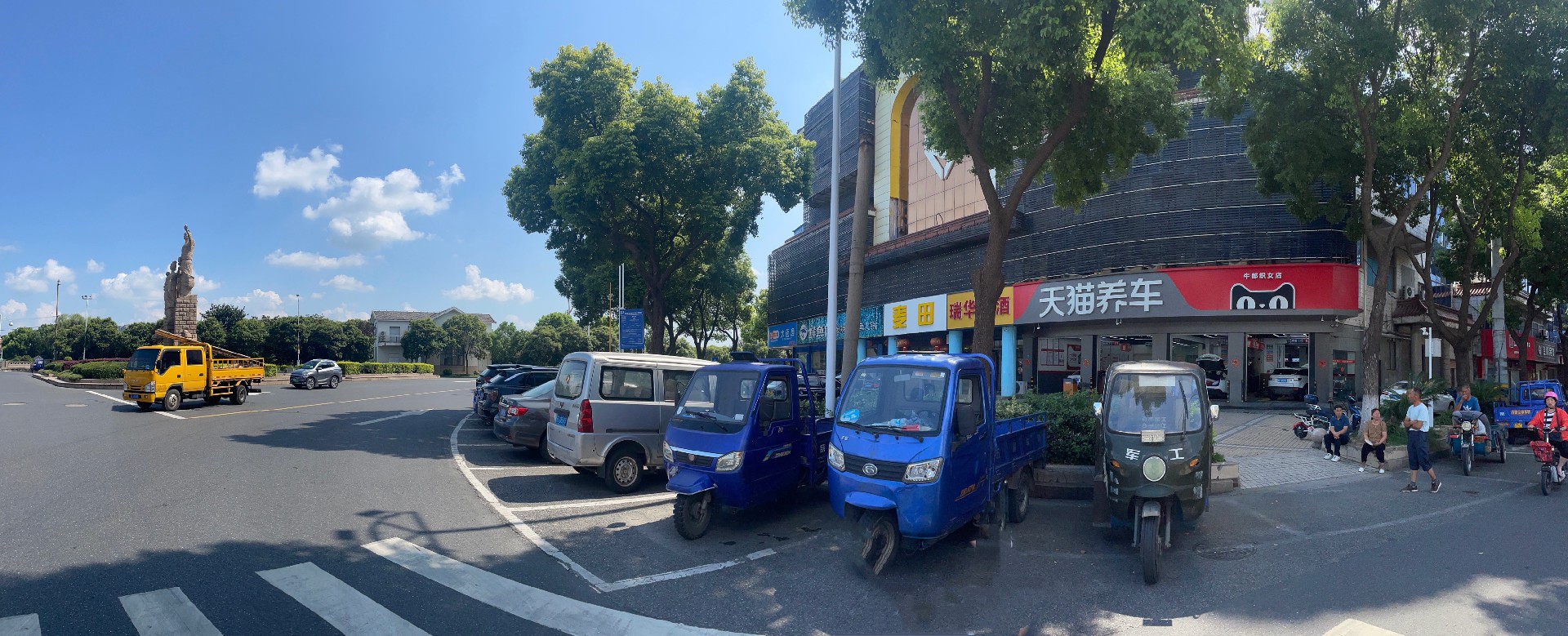 1692691849538770.jpg 门店、雕像仅隔一条马路.JPG